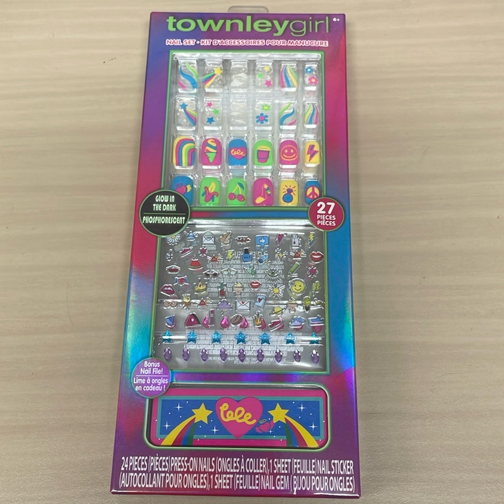 BNIB Nail Set 27 PC Glow In The Dark + Nail File Press On Nails Manicure Kit